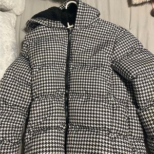 Fur checkered, black and white forever 21 puffer hoodie. Worn once.